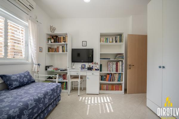 עליית הנוער 14, נחלת יצחק