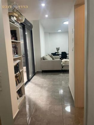 נתן אלבז, רובע ו