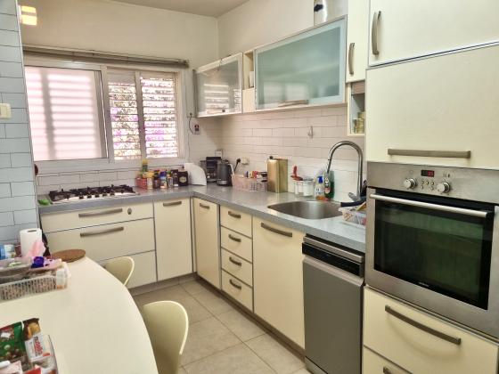 עין גדי 14, ארלוזרוב