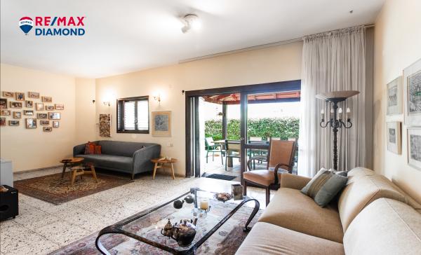 בשכונת אלון