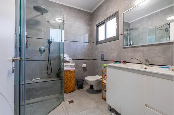 ה באייר 11, גבעת אולגה ג' ו-ד'