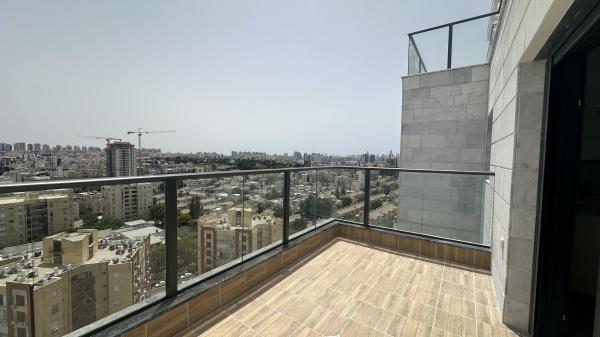 ז'בוטינסקי 8, מרכז העיר