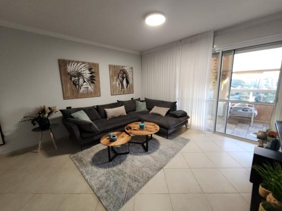 נחום גולדמן 3, רמות ב'