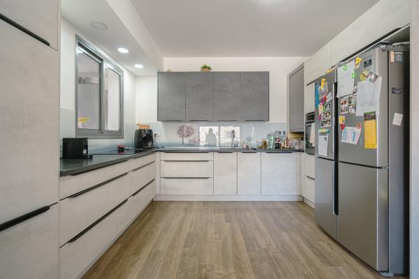 שוהם 25, אבני חן