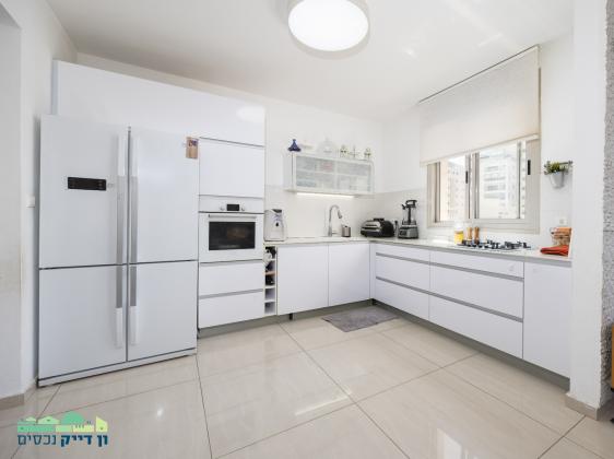 שמחת כהן, הר חומה