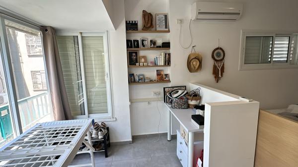 דניאל פריש 4, שרונה