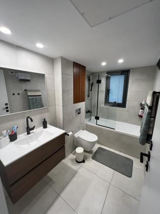 תבור 12, בית בפארק