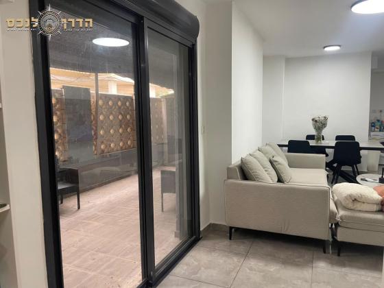 נתן אלבז, רובע ו