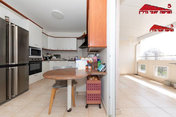 בשכונת נאות אשלים