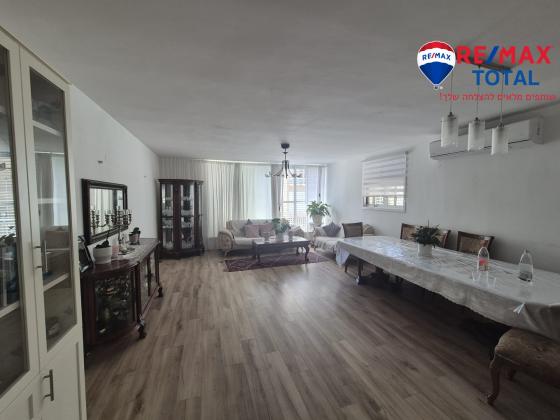 ביאליק 4, קרית עבודה