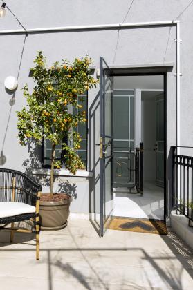 בשכונת נווה צדק