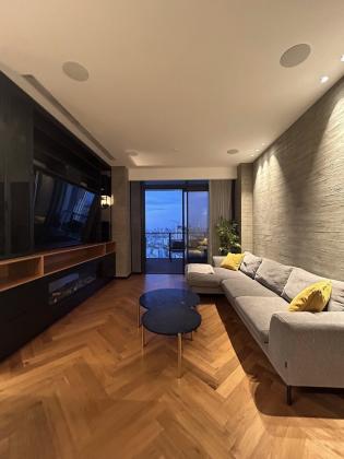 הרב ניסנבאום 37, רובע העסקים