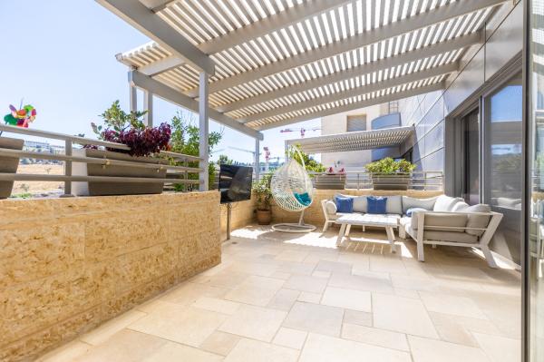 גרשון אבנר 13, ארמון הנציב