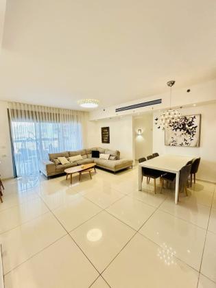 זוהר 12, נאות פרס