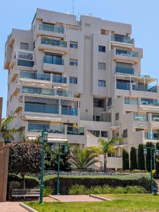 יעקב אורלנד 14, סביוני דניה