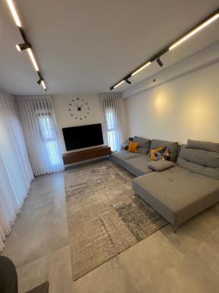 תבור 12, בית בפארק