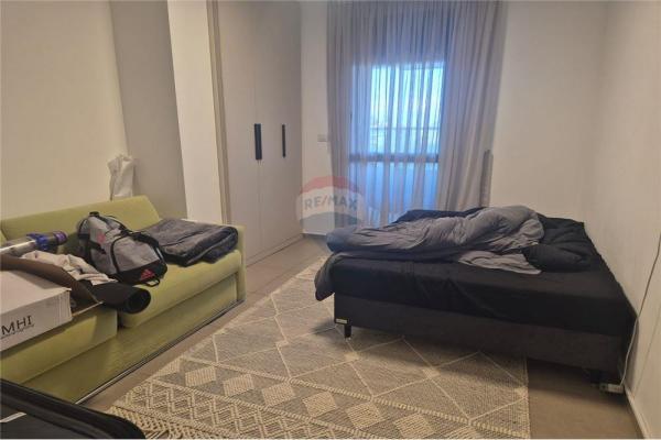 יורם קניוק 1, שרונה