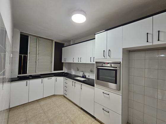 חביבה רייק 11, שיכון ותיקים