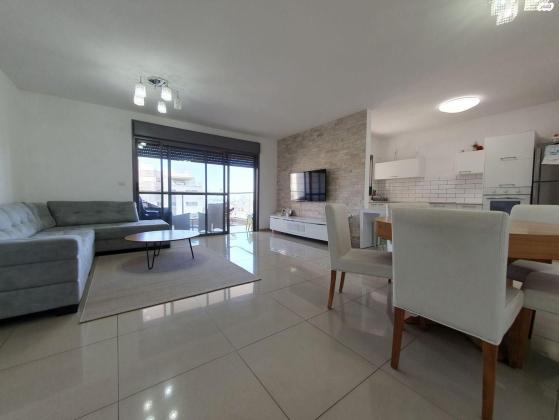 העוגן 4, גלי כרמל, ז'בוטינסקי