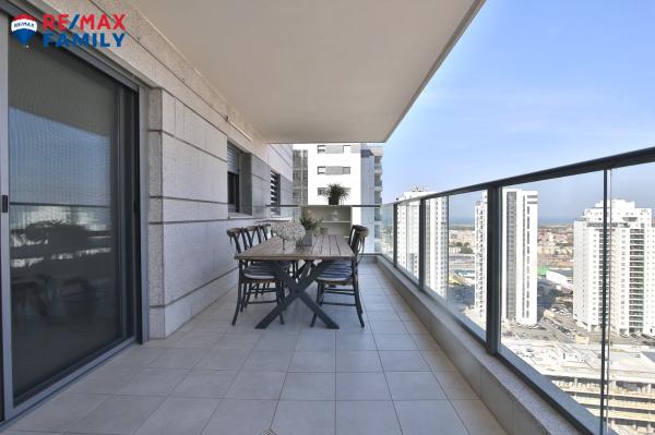 עפרה חזה 14, משכנות אומנים (כורדני)