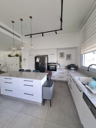 בשכונת שרונה