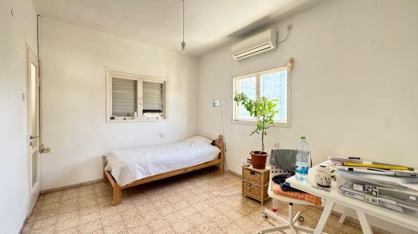 יהודה גור 12, צפון מזרח העיר