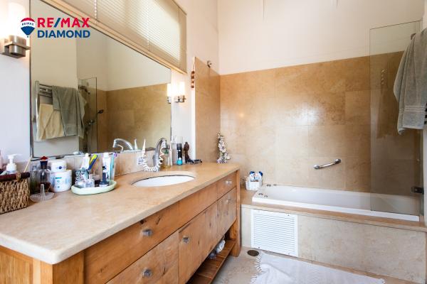 בשכונת אלון