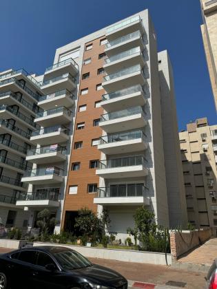 אוסישקין 8, רצועת המלונות