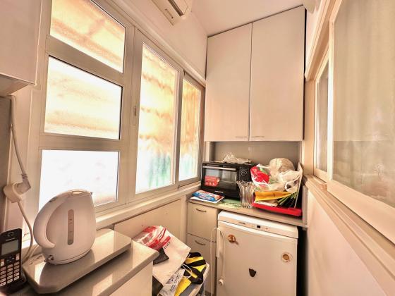 אחד העם 11, המרכז השקט