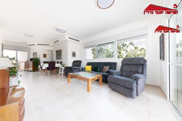 בשכונת נאות אשלים