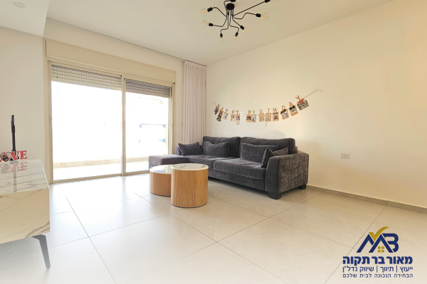 הצנחנים 28, מחנה יהודה