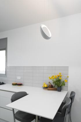 אף על פי כן 43, מול היקב