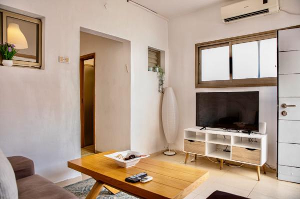 ה באייר 18, גבעת אולגה ג' ו-ד'