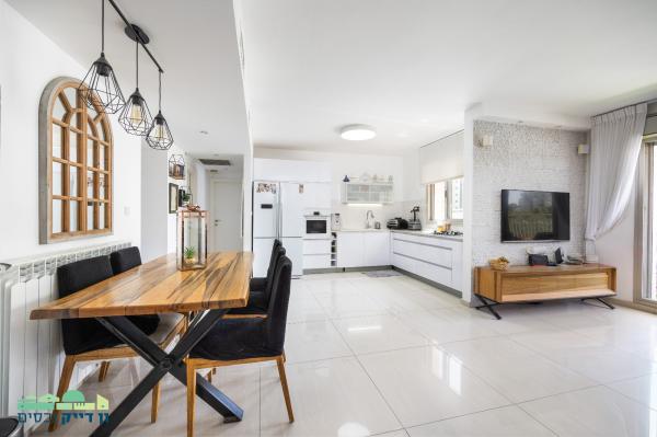 שמחת כהן, הר חומה