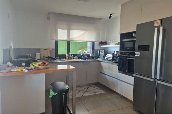 יורם קניוק 1, שרונה