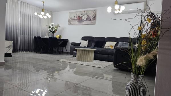 המרגלית 26, הפרחים