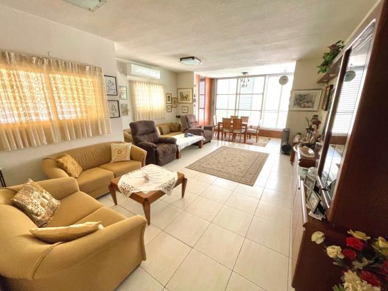 אחד העם 11, המרכז השקט