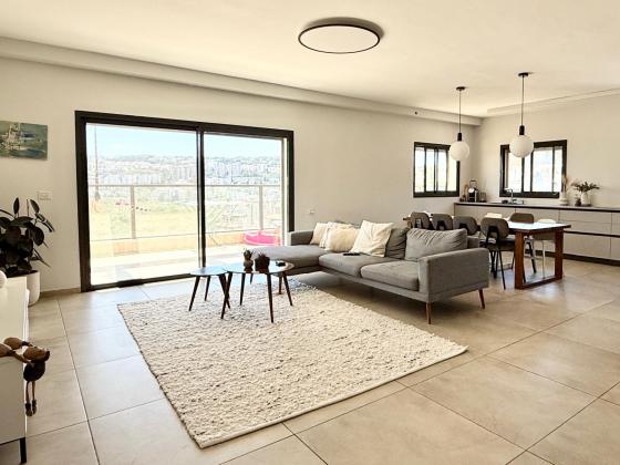 נעמ"ת 8, אחוזה