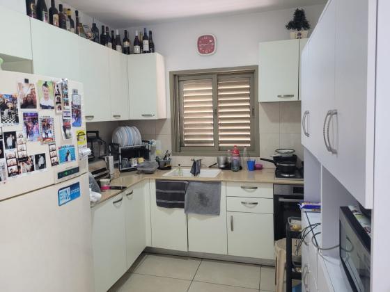 ביאליק 8, קרית עבודה