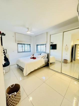 זוהר 12, נאות פרס