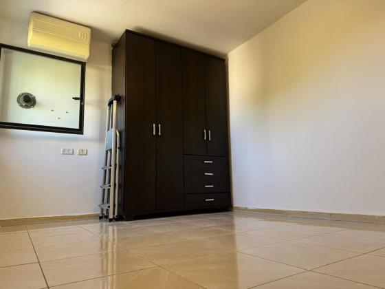 צבי מנדלבלט 8, מרכז