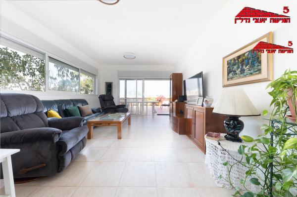 בשכונת נאות אשלים