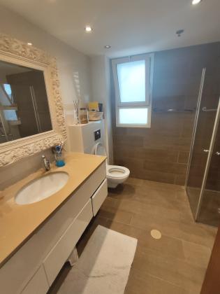 בשכונת נוה שאנן