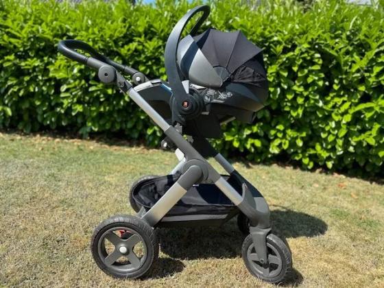 עגלת Stokke Trailz כוללת מגש