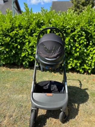 עגלת Stokke Trailz כוללת מגש