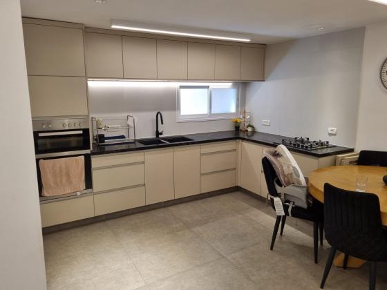 אבשלום חביב 14, ארמון הנציב