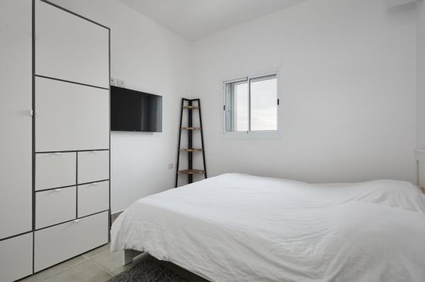 יצחק גרציאני 8, שרונה