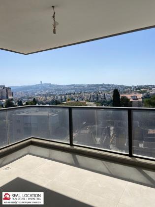 אלחנן יצחק, מרכז הכרמל