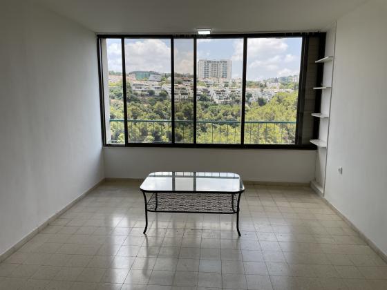 לאון בלום 12, רמת הדר