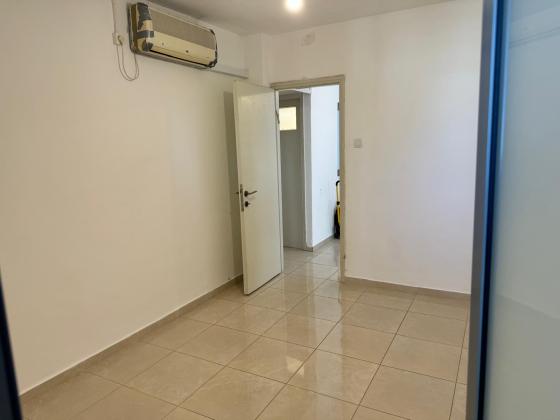 צבי מנדלבלט 8, מרכז